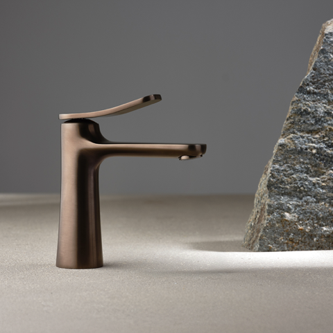 Brauntöne geben dem Bad einen dezenten Luxus Brauntöne geben dem Bad einen dezenten Luxus